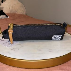 Herschel Settlement Case XS size